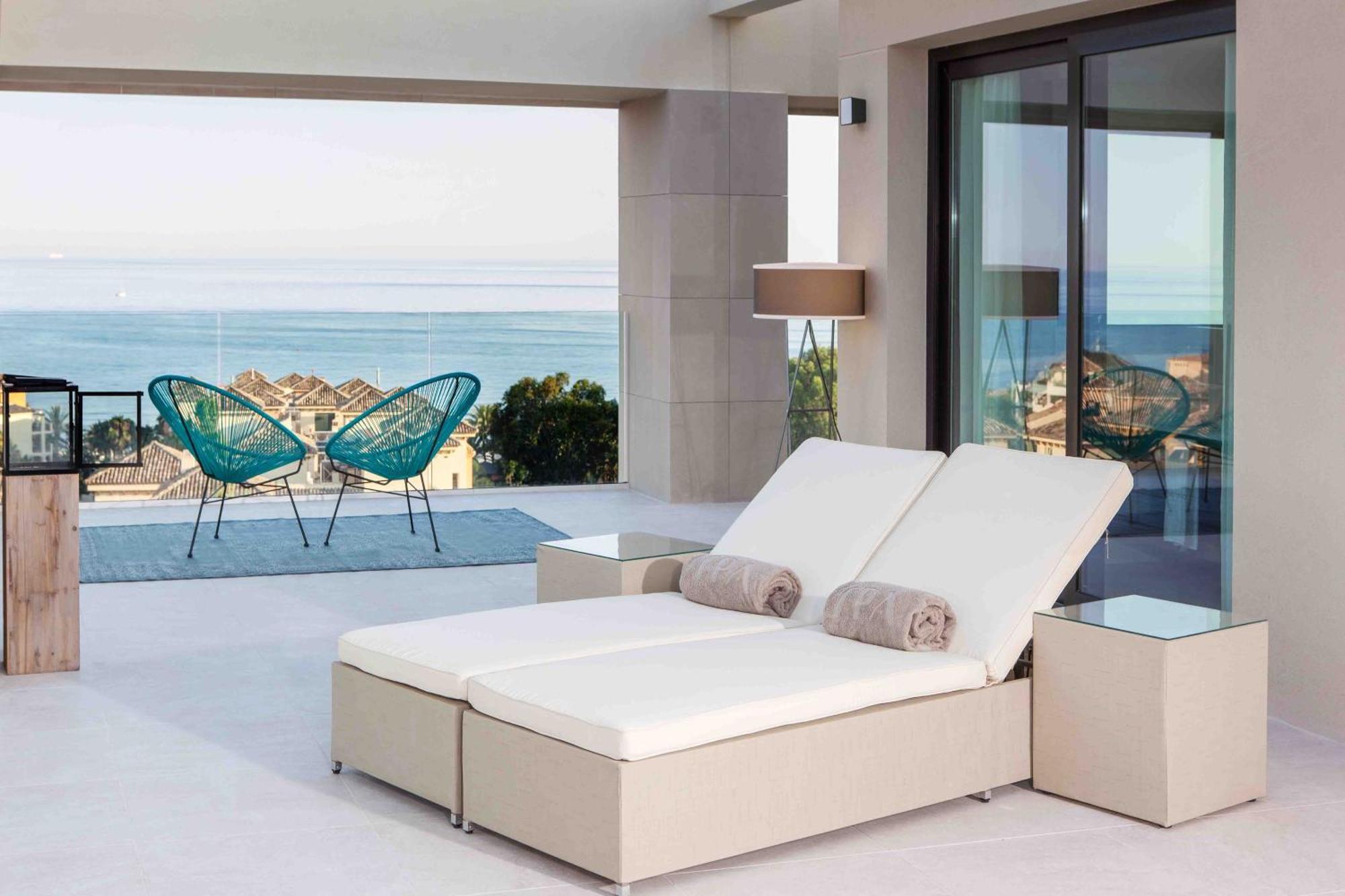 Don Carlos Resort&Spa Marbella Exterior foto A modern chaise longue