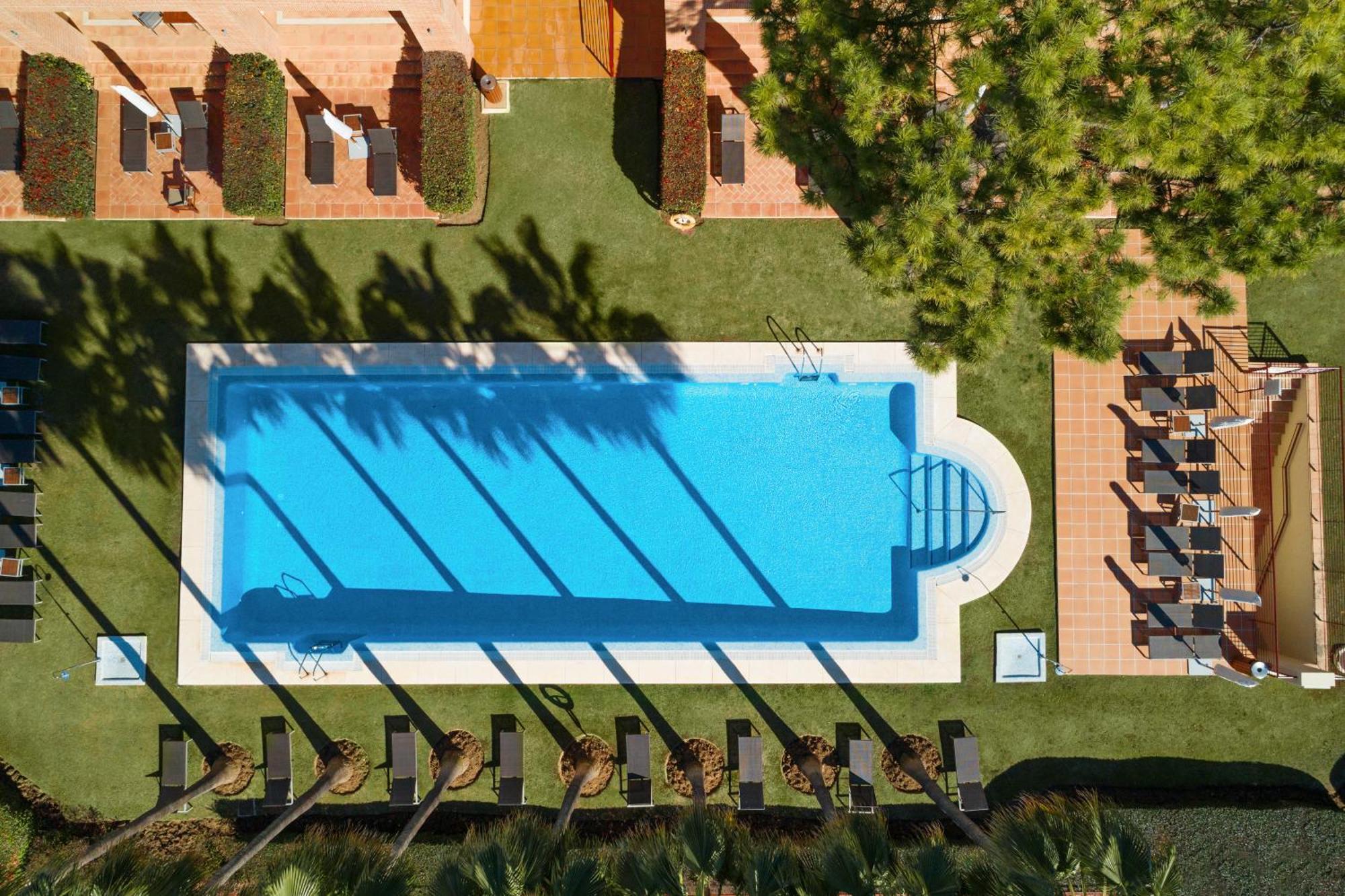 Don Carlos Resort&Spa Marbella Exterior foto Aerial view of a swimming pool