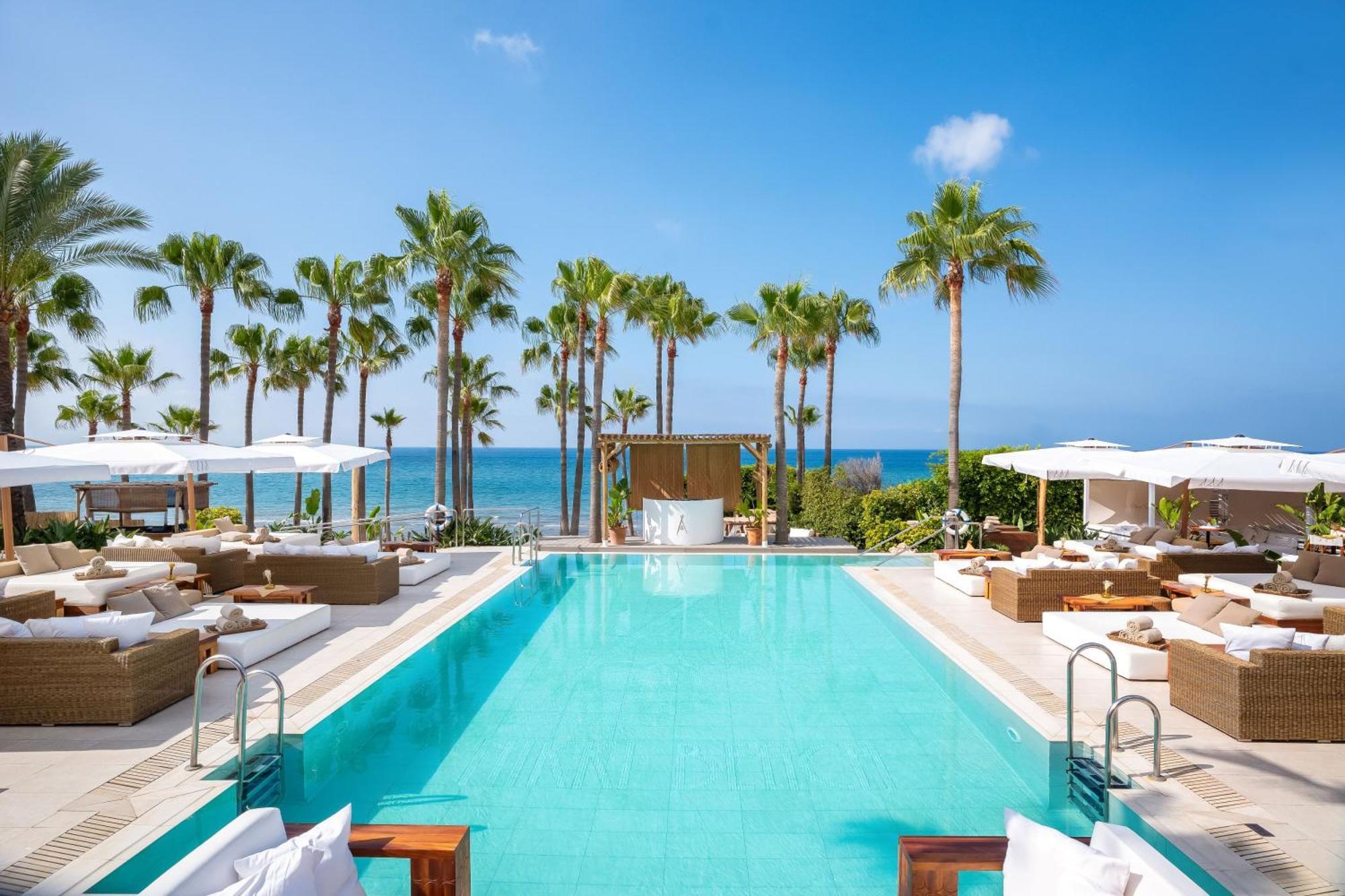 Don Carlos Resort&Spa Marbella Exterior foto The beach club at the 1868 Beach Club