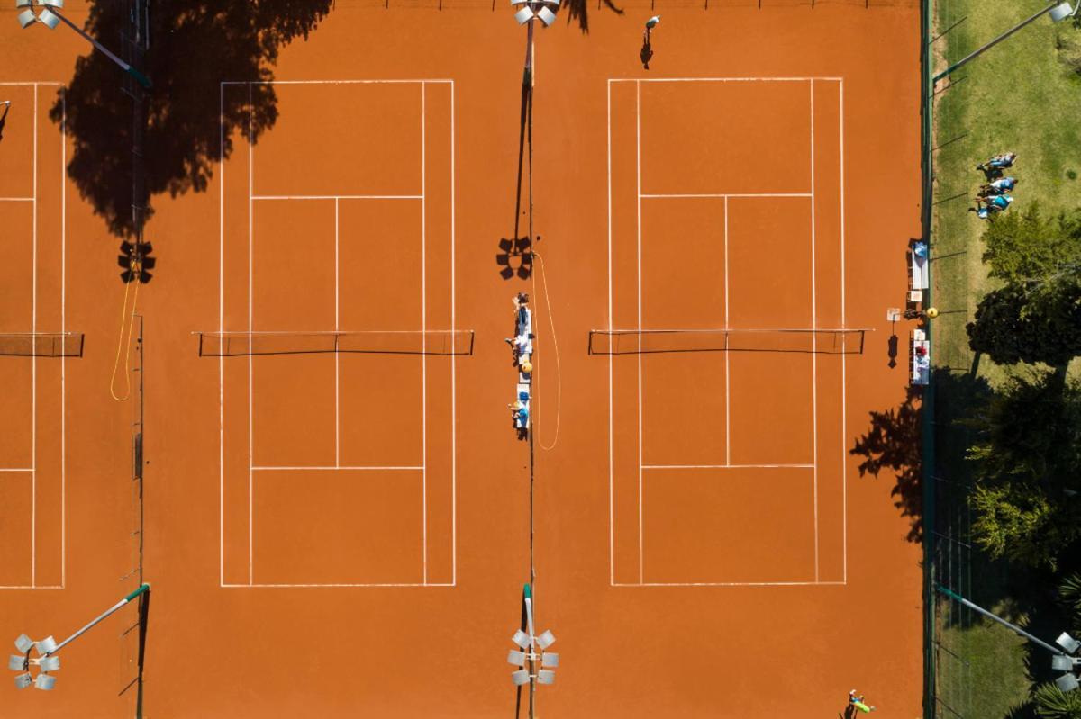 Don Carlos Resort&Spa Marbella Exterior foto Tennis courts at the club