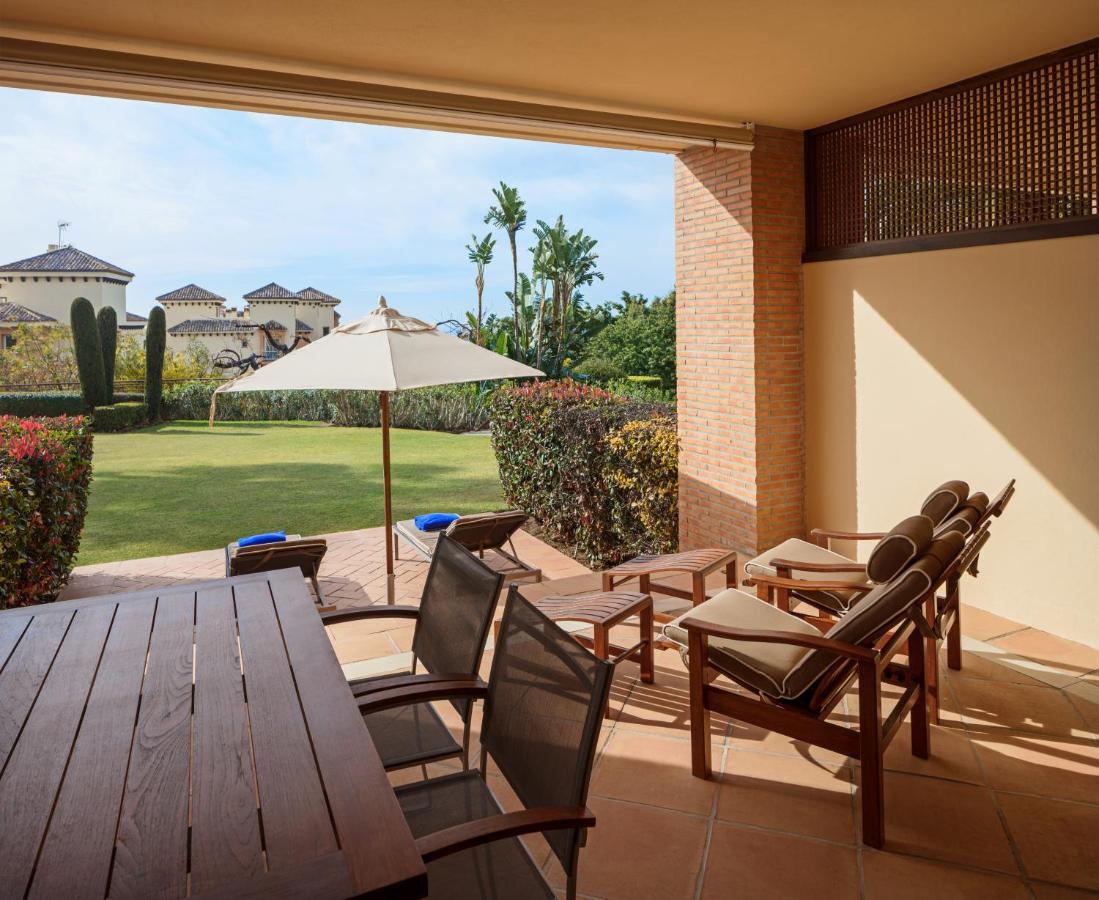 Don Carlos Resort&Spa Marbella Exterior foto A patio at the Four Seasons Resort