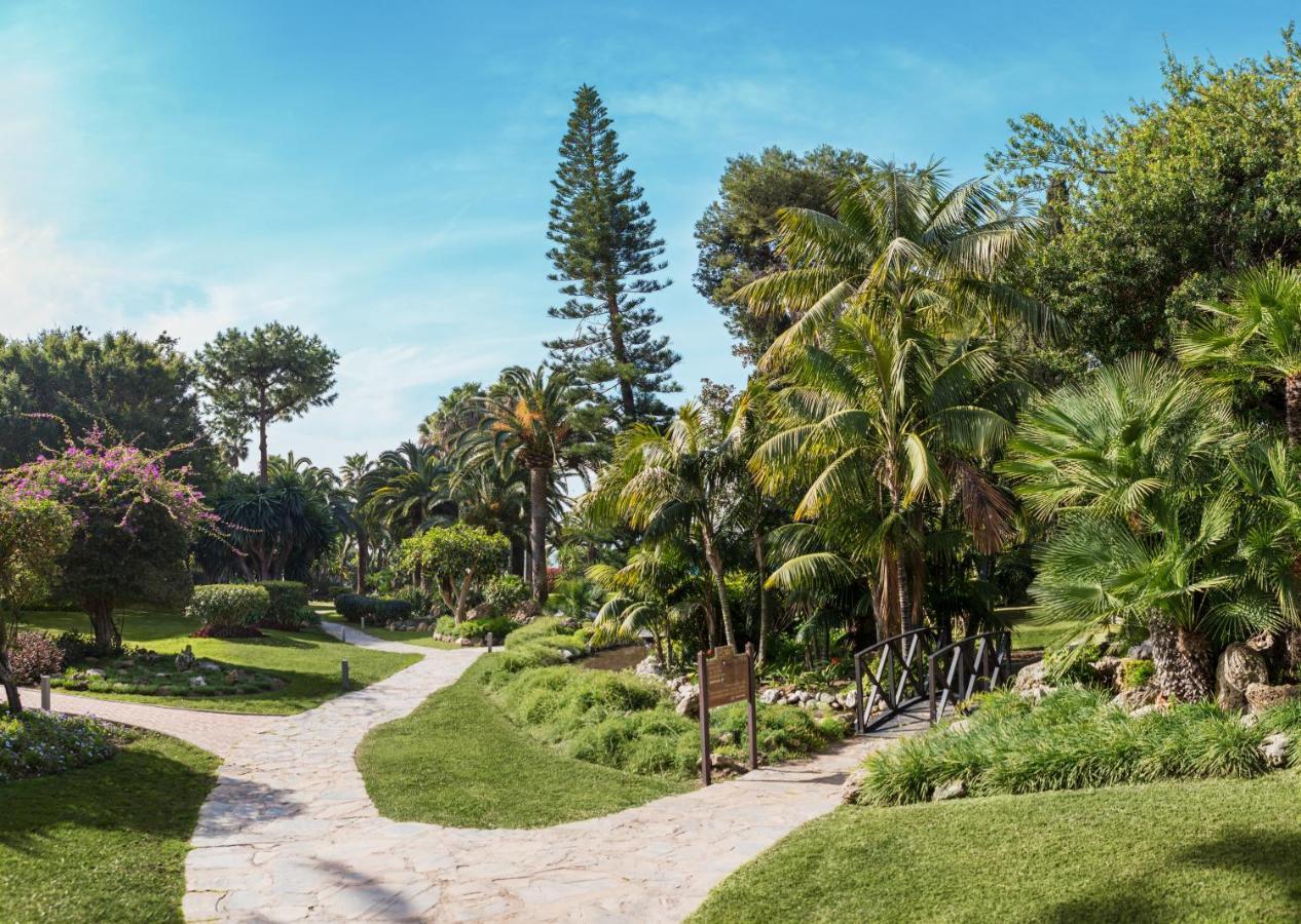Don Carlos Resort&Spa Marbella Exterior foto The path through the park